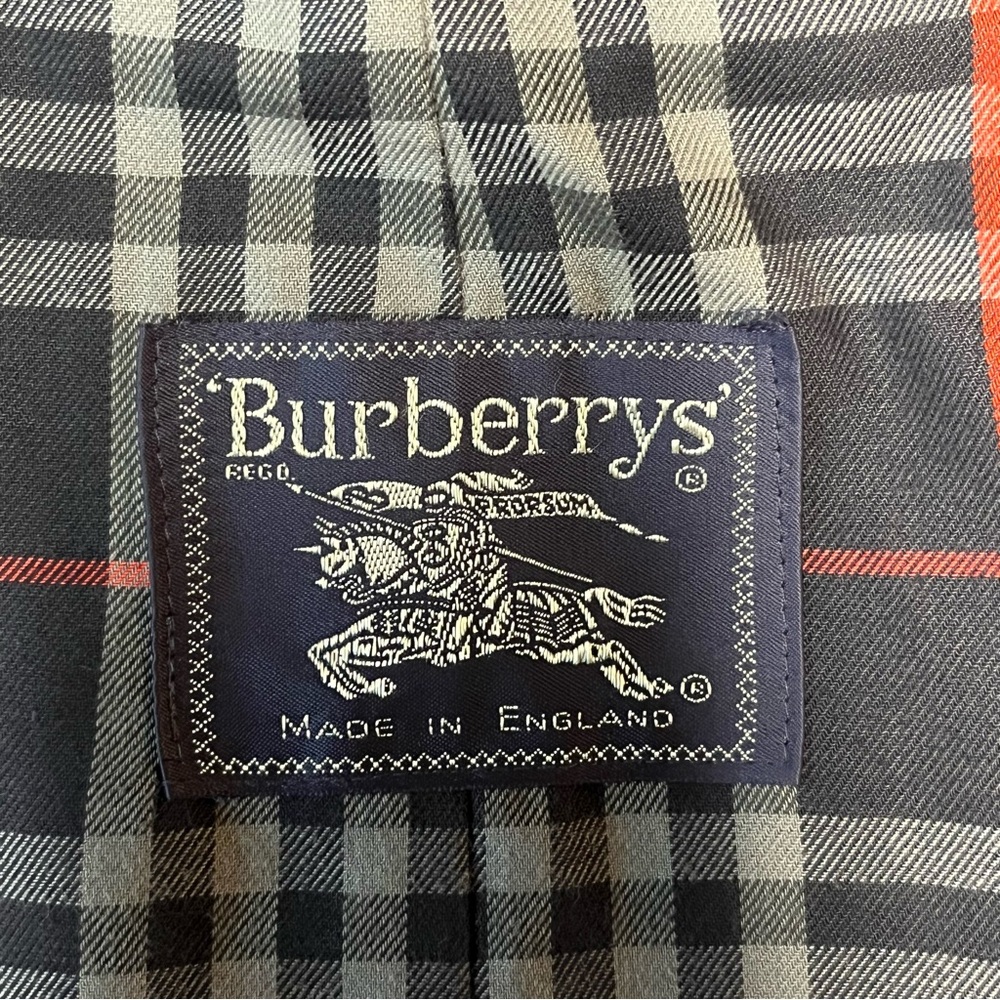 Burberry trench coat. - Picture 12 of 14